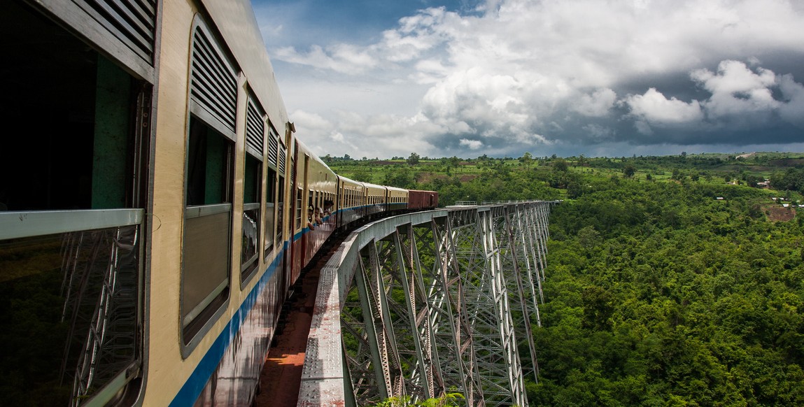 Voyage en Birmanie et Chine, train sur le viaduc Gokteik