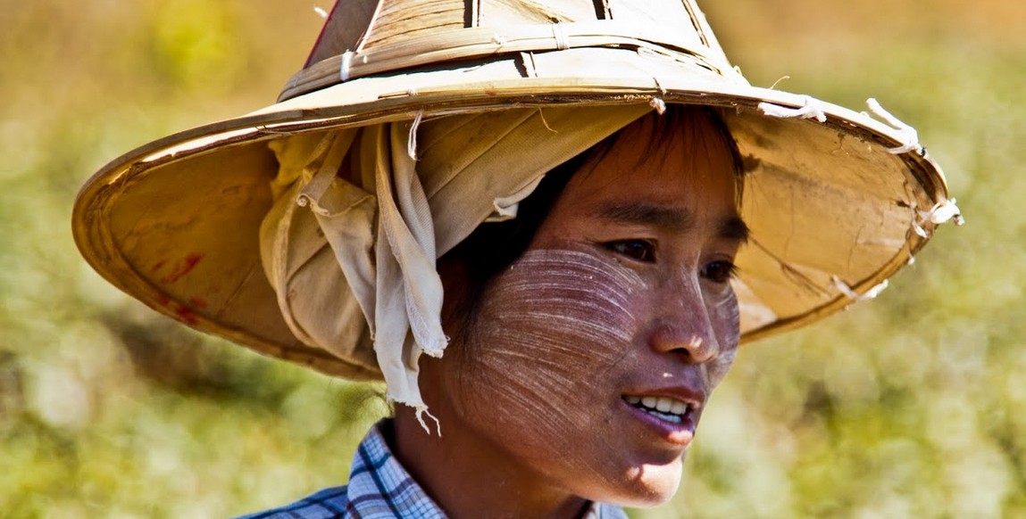 Voyage en Birmanie, les incontournables - Femme dans les champs dans les environs de Kalaw