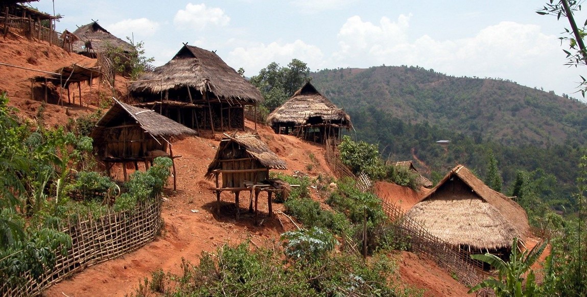 Voyage trek en Birmanie les ethnies de l'état Shan, village de montagne autour de Kengtung