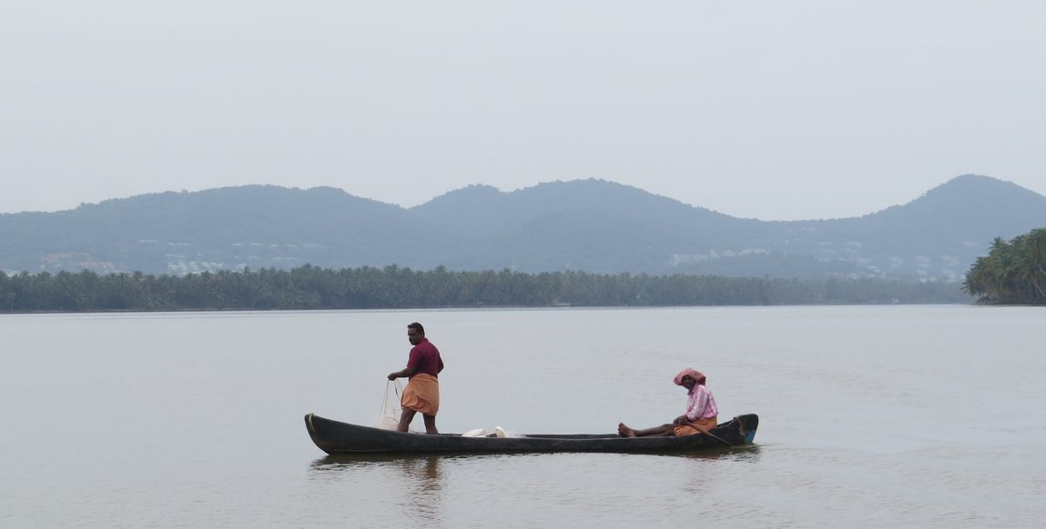 Pêcheurs sur les backwaters des îles Kavvayi, au nord du Kerala