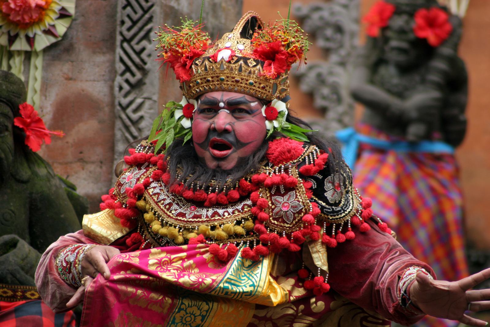 Danseur en costume traditionnel balinais