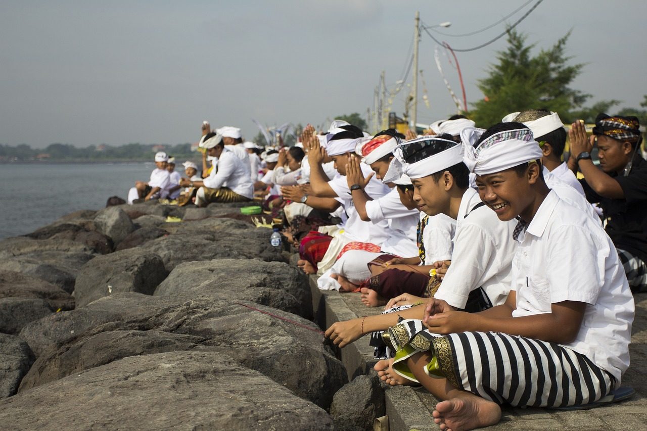Cérémonie de purification Melasti, bord de mer à Bali