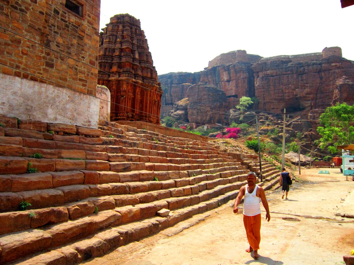 Escaliers menant à une tour de temple au-dessus de Badami