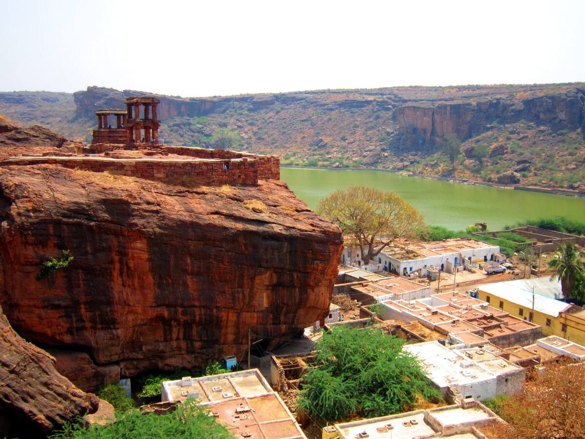 Vue depuis le fort de Badami sur le lac Agastya