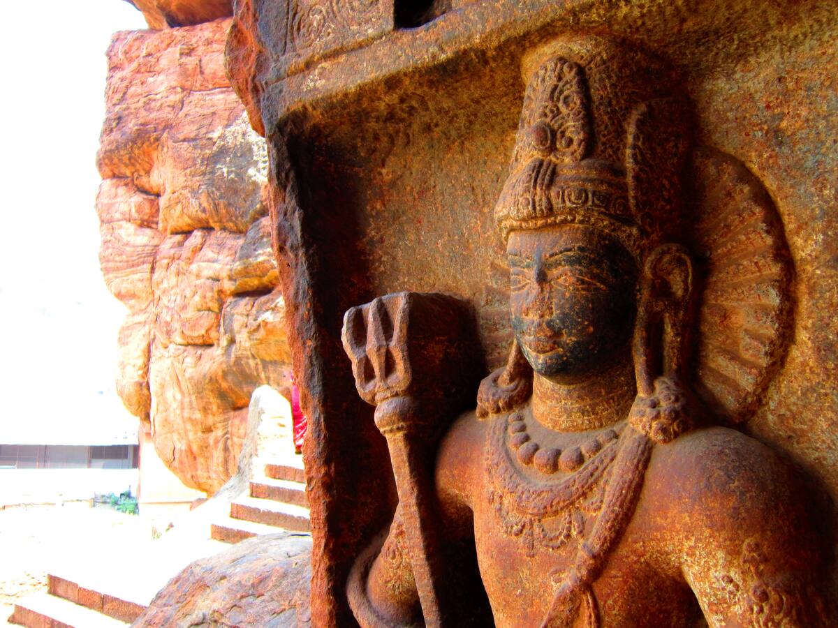 Sculpture de divinité tenant un trident dans une grotte de Badami