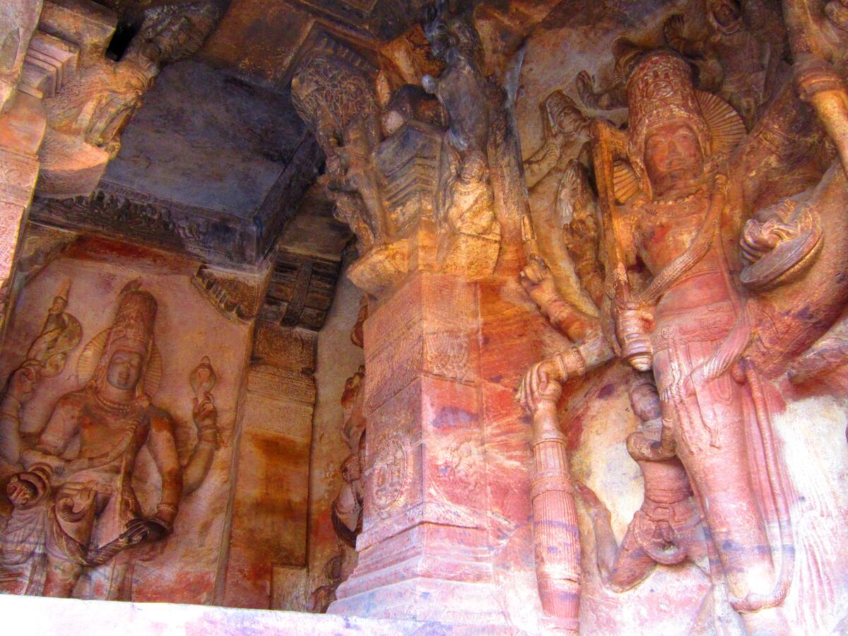 Bas-reliefs et pilier sculpté à l'intérieur d'une grotte de Badami