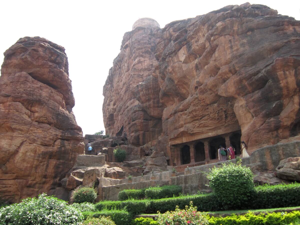 Façade des grottes-temples de Badami taillées dans la falaise