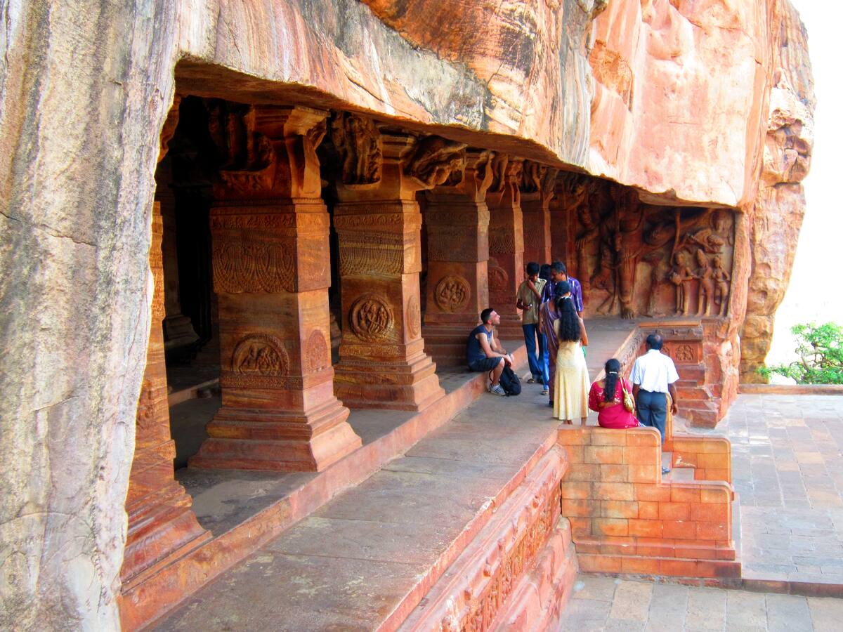 Véranda à colonnades d'une grotte-temple de Badami