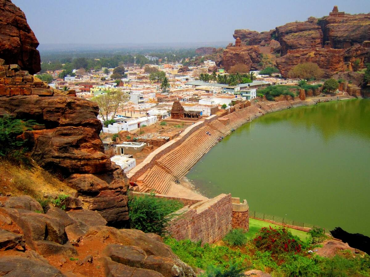 Panorama sur le lac Agastya et les falaises de Badami
