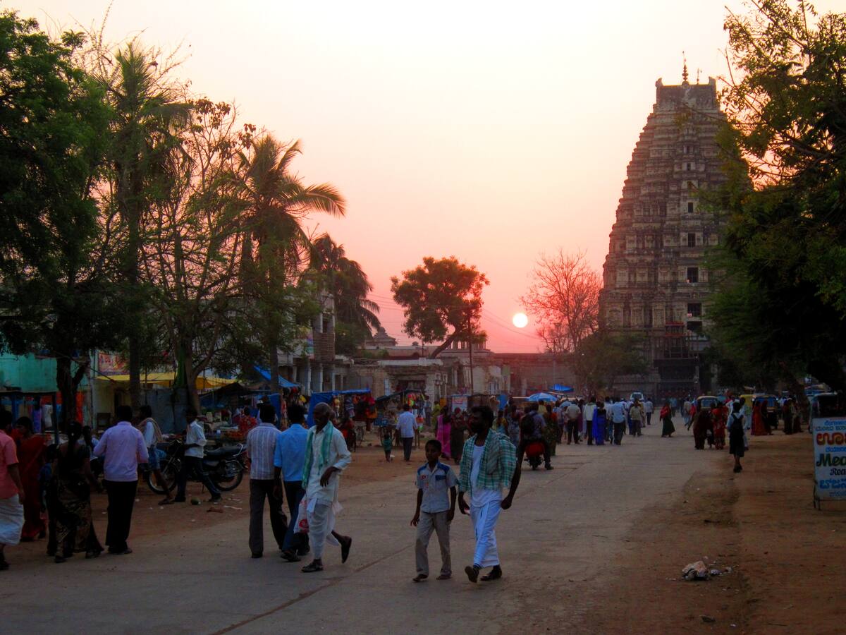 Le bazar de Hampi animé au coucher du soleil, face au temple Virupaksha