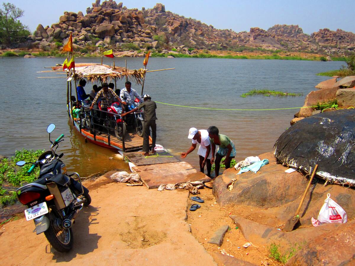 Coracle traversant la Tungabhadra vers Anegundi avec des scooters à bord