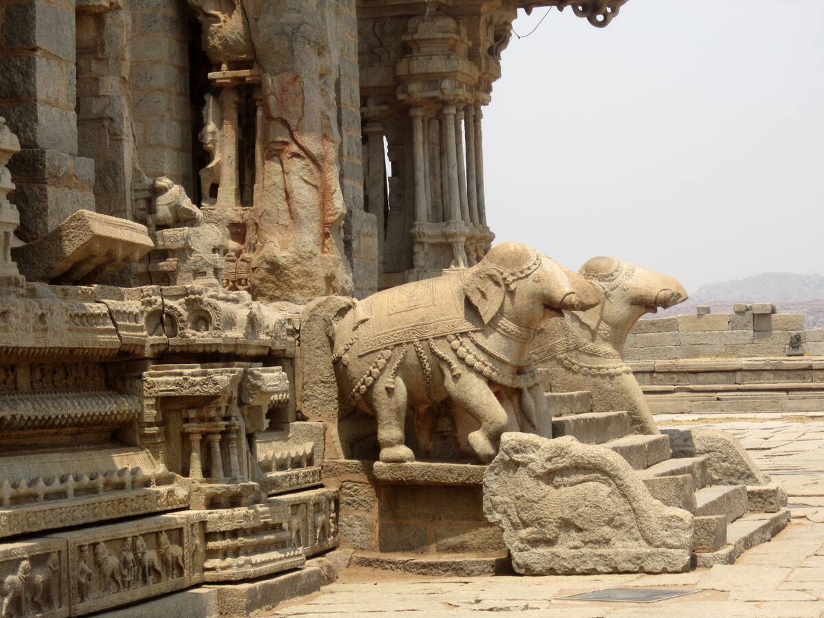 Sculptures d'éléphants gardiens au temple Vittala