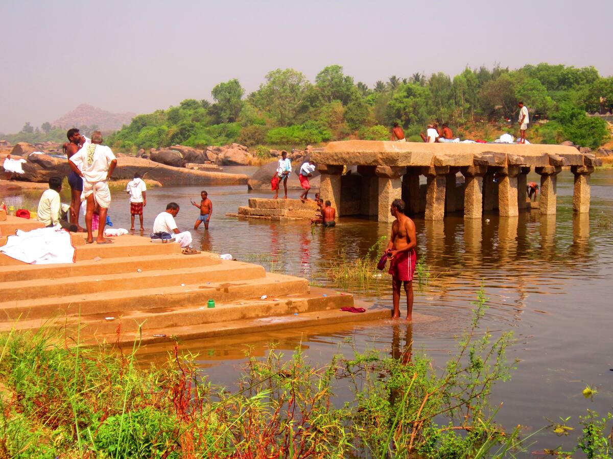Ghats et ruines d'un ancien pont de pierre sur la Tungabhadra