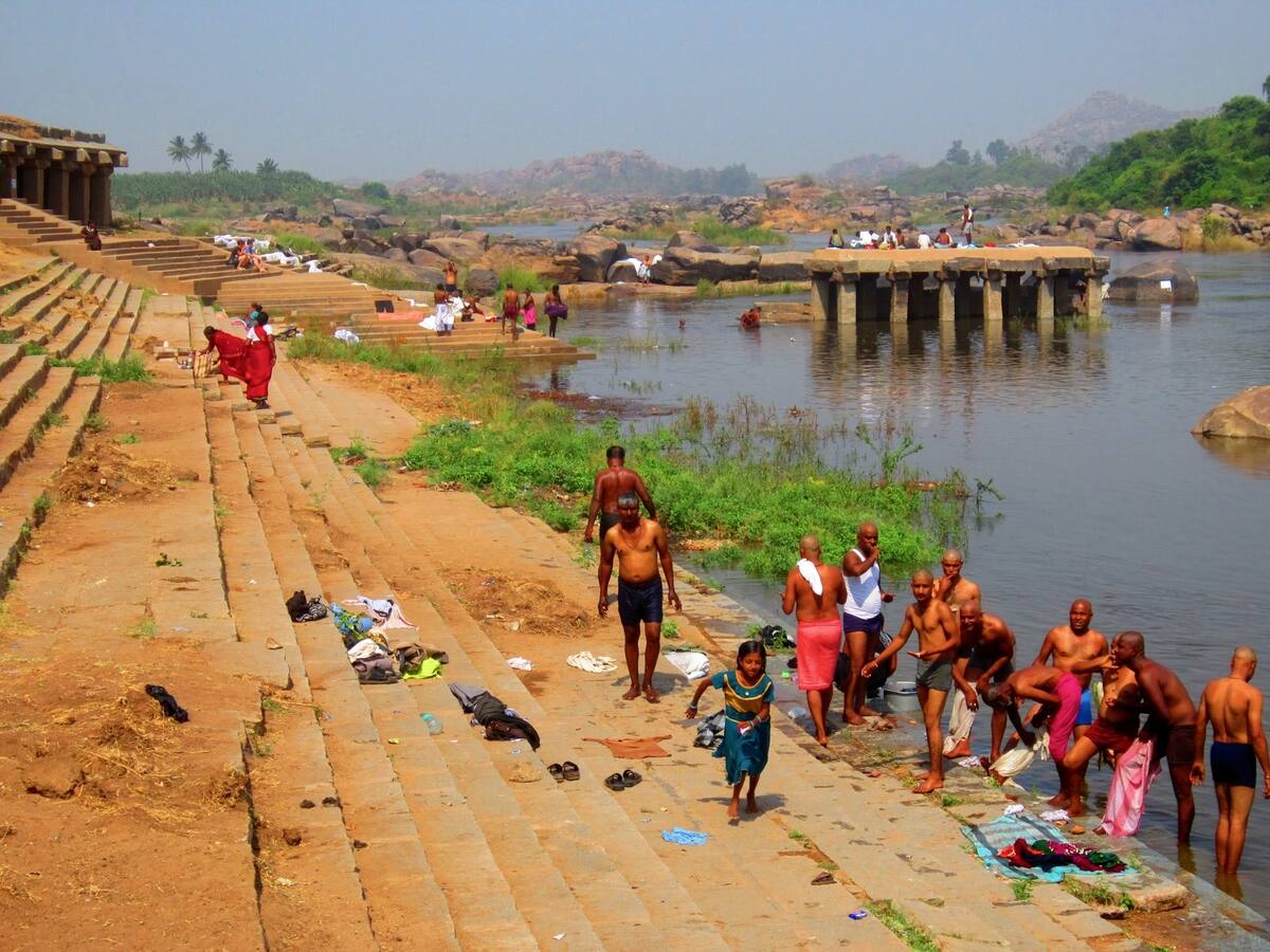 Pèlerins se baignant sur les ghats de la Tungabhadra à Hampi