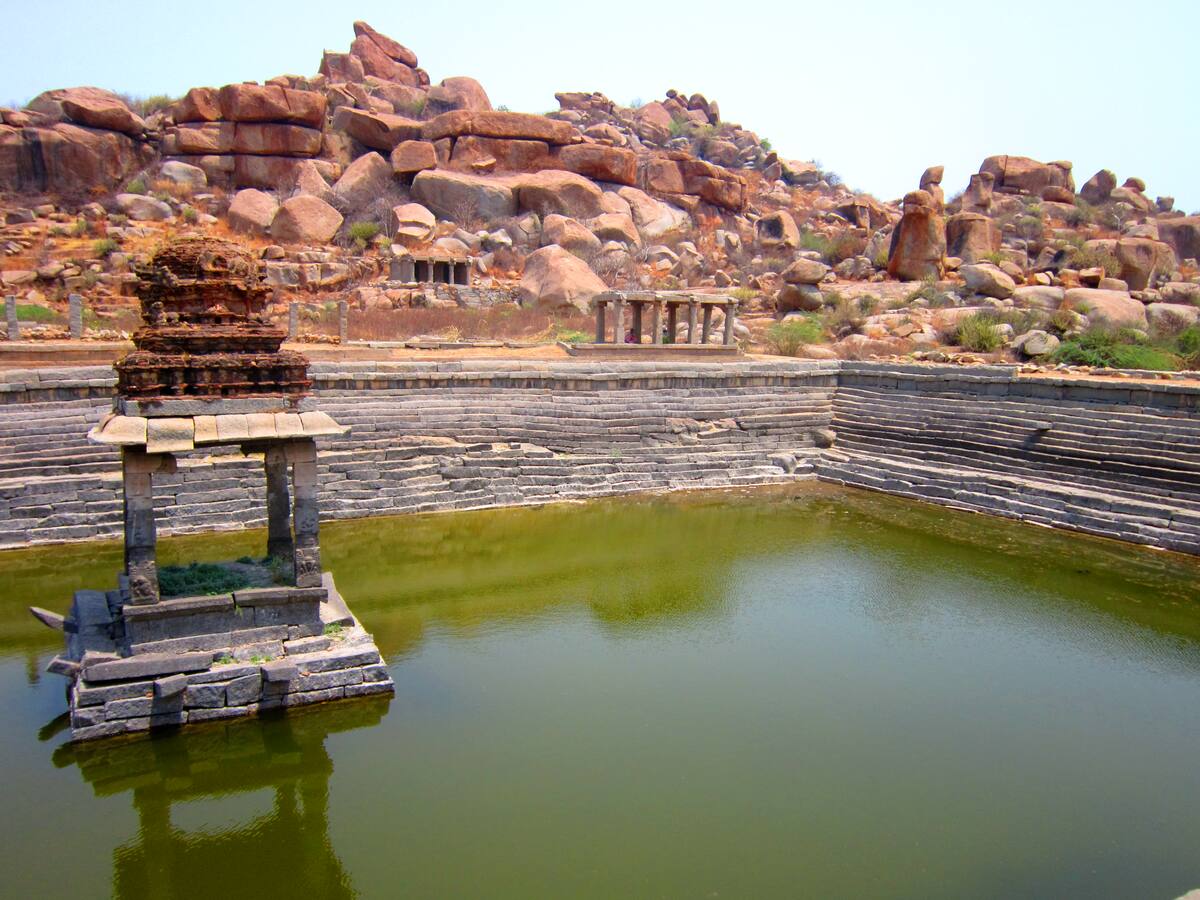 Le bassin à degrés du Pushkarini à Hampi