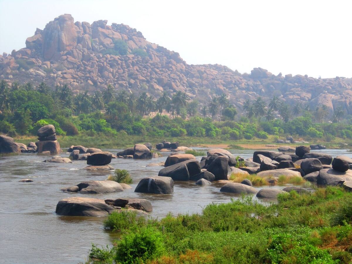 La rivière Tungabhadra et ses rochers polis à Hampi