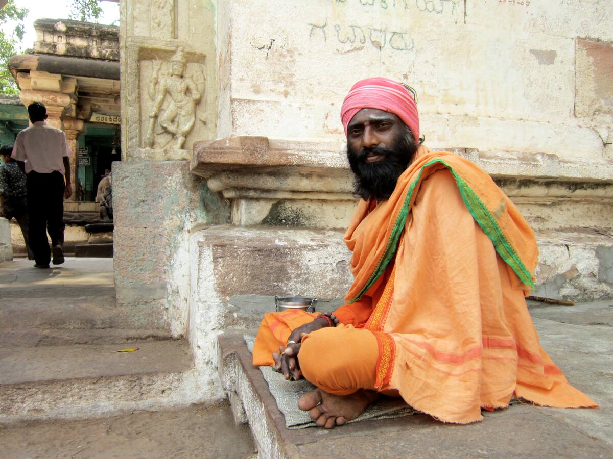 Sadhu assis aux abords d'un temple de Hampi