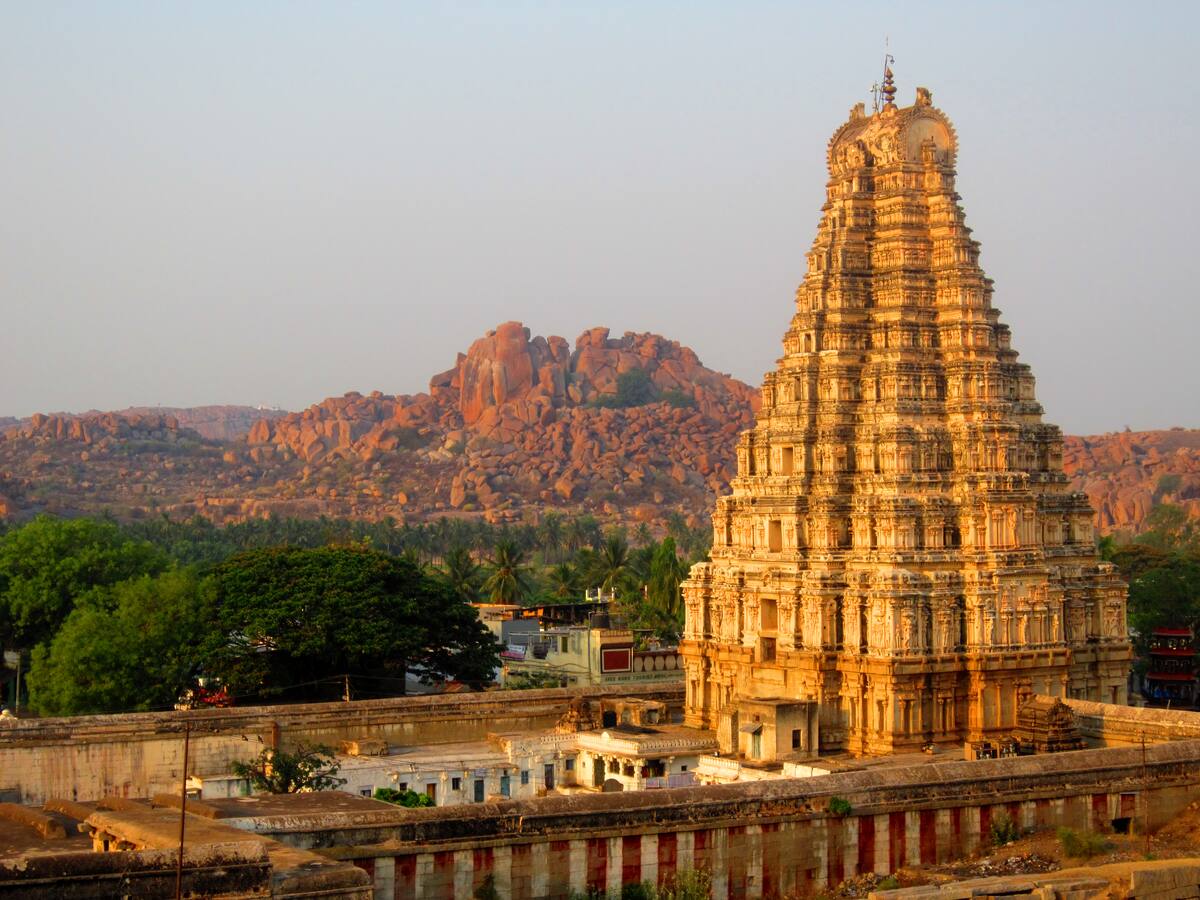 Hampi, le gopuram du temple Virupaksha au coucher du soleil