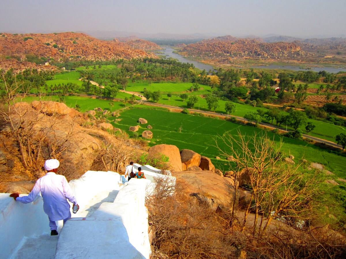 Escaliers blancs menant au sommet de la colline d'Anjaneya à Anegundi