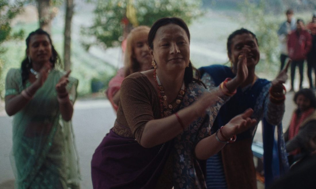 Danse et célébration de la communauté kinnar, scène du film Les Éléphants dans la brume