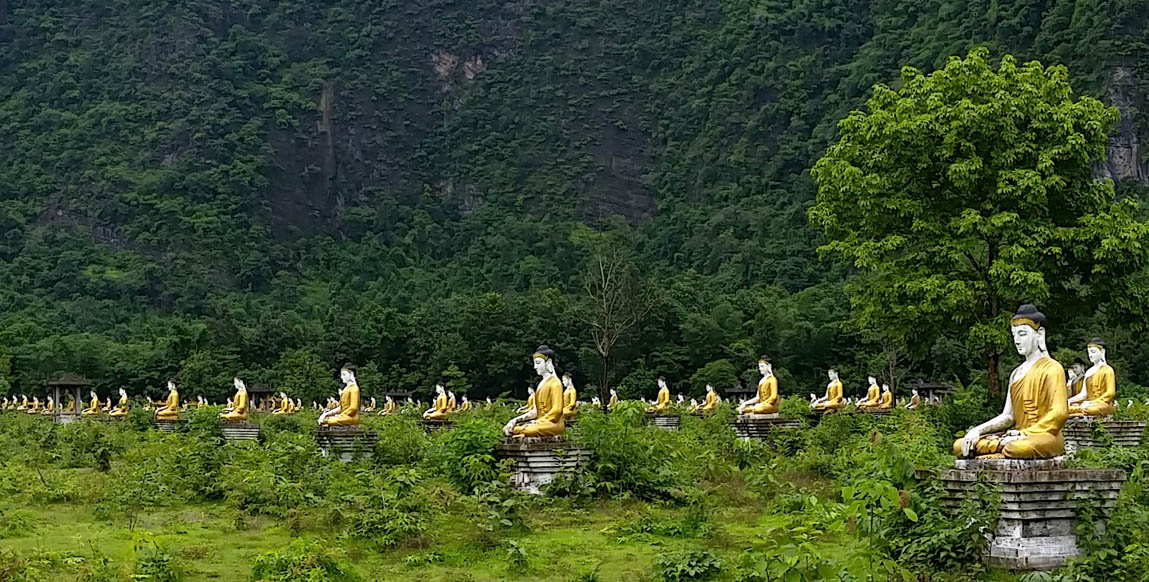 Bouddhas de Lumbini au pied du mont Zwekabin