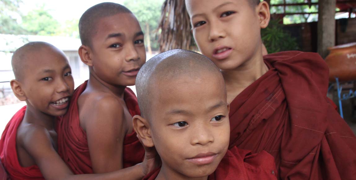 Jeunes moines à Sagaing