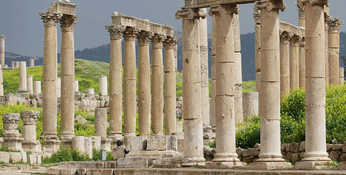 Voyage à Jerash, les innombrables colonnes avec leurs chapiteaux corinthiens