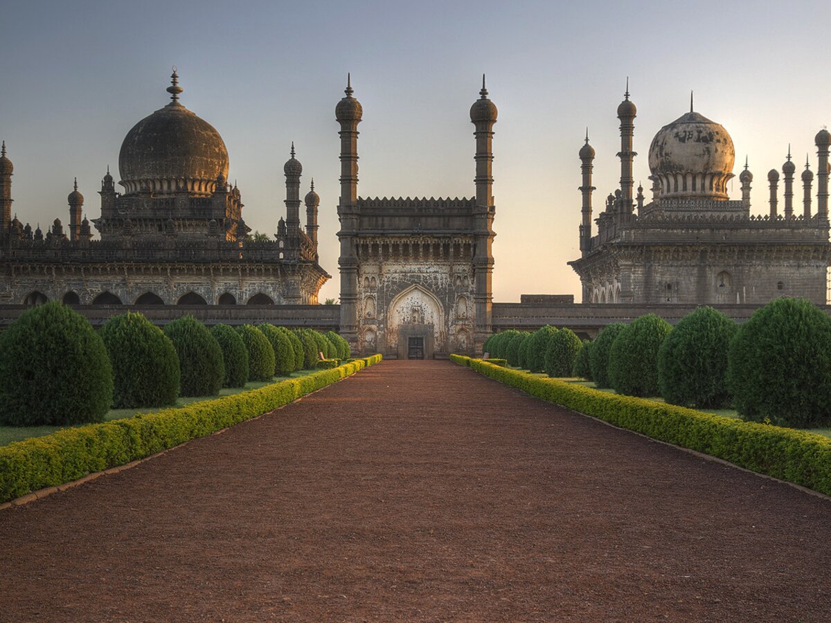 L'Ibrahim Rauza de Bijapur au coucher du soleil