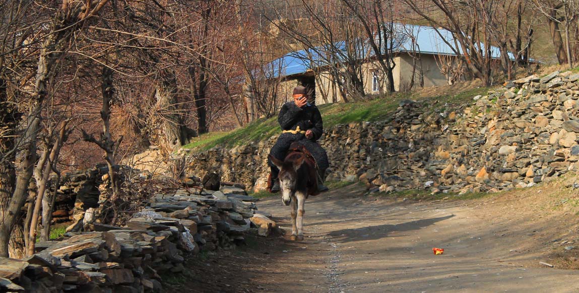 village de Sentob à cheval