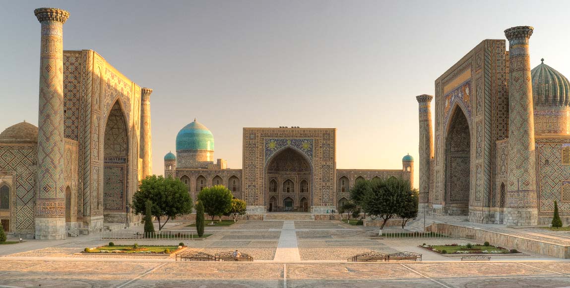 Voyage Samarcande, La place du Régistan