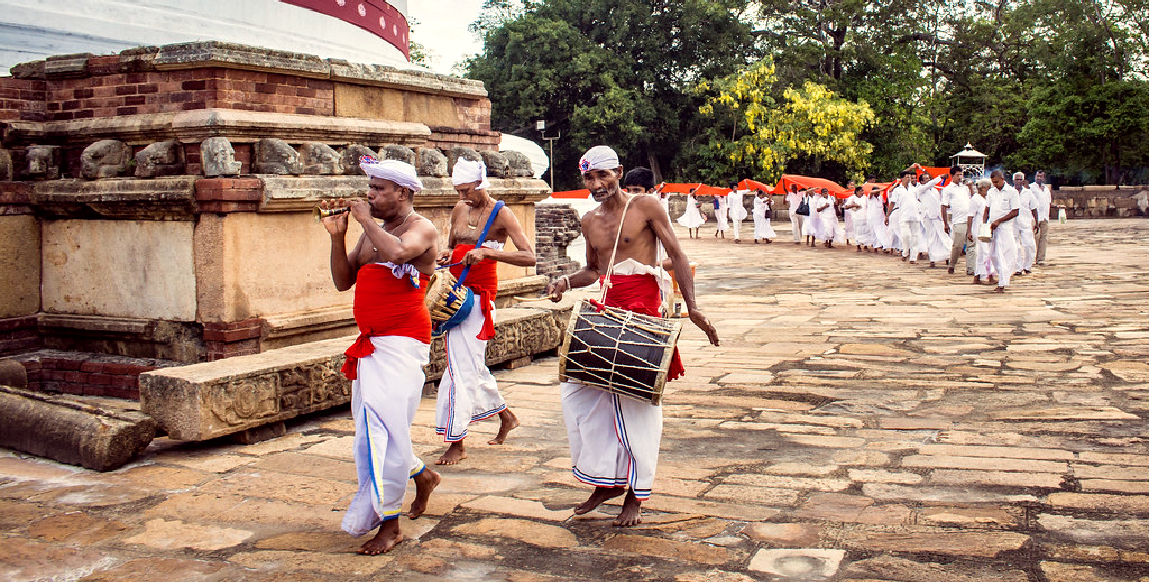 Voyage à Anuradhapura : puja autour du stupa