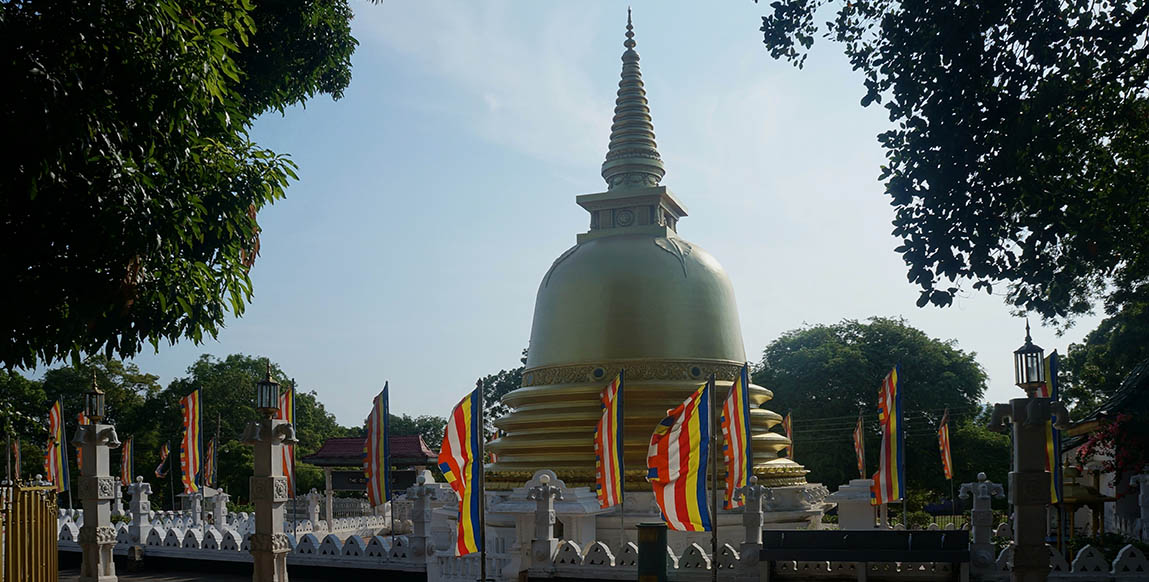 Voyage à Dambulla : stupa non loin de l'entrée du temple