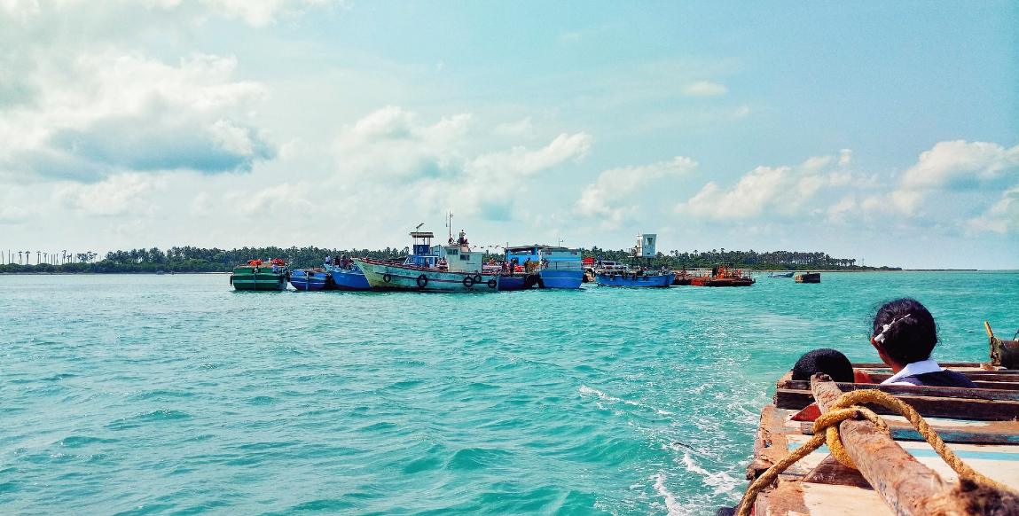 Voyage à Jaffna : bateaux de pêcheurs au large
