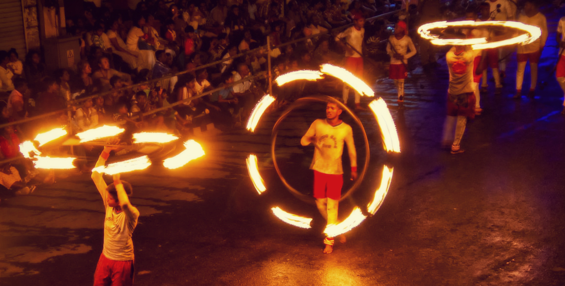 Voyage à Kandy : danseurs pendant les processions de la Perahera