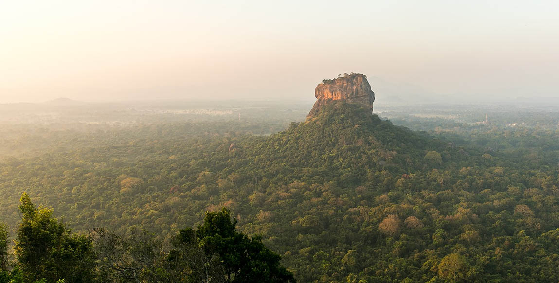 Voyage à Sigiriya : vue sur le Rocher du Lion depuis Pidurangala