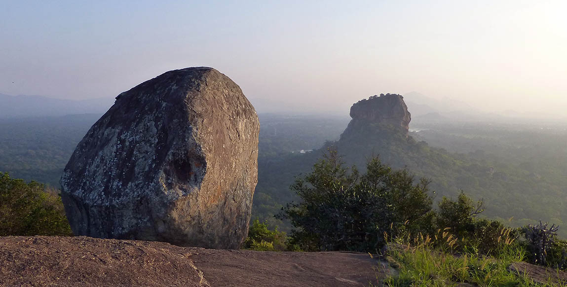 Voyage à Sigiriya : vue sur le Rocher du Lion depuis Pidurangala