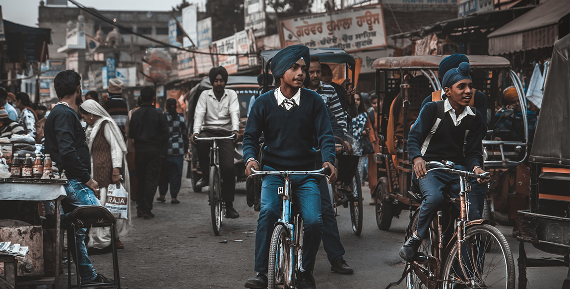 Jeunes sikhs sur le chemin de l'école