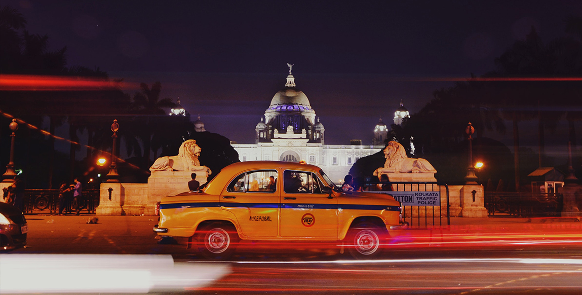 Le fameux taxi Ambassador devant le Victoria Memorial