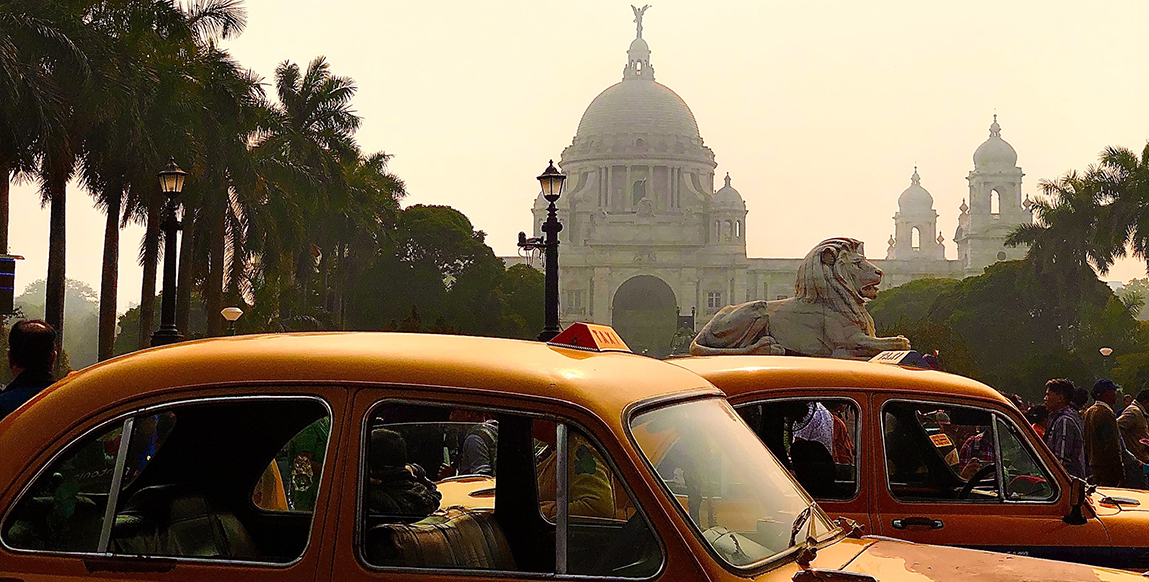 Taxis Ambassador devant le Victoria Memorial