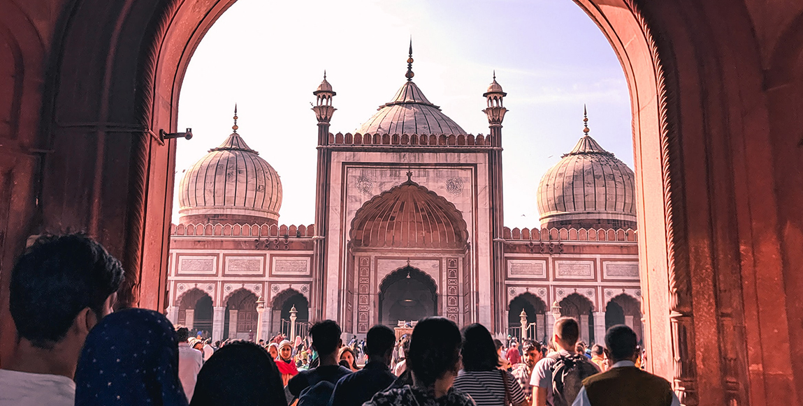 Fidèles devant la mosquée Jama Masjid