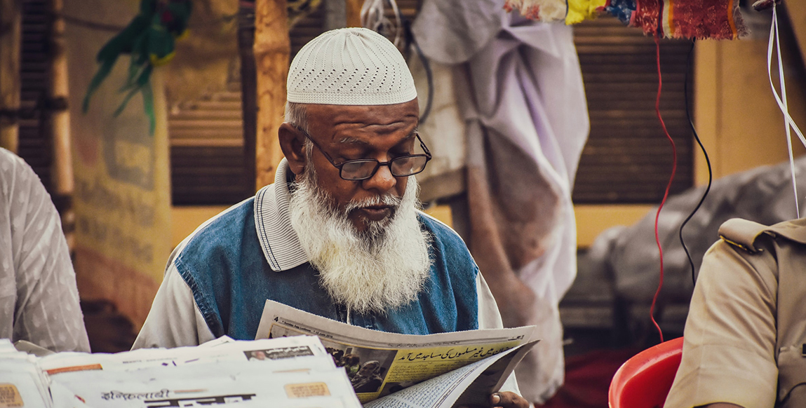 fidèle devant la mosquée