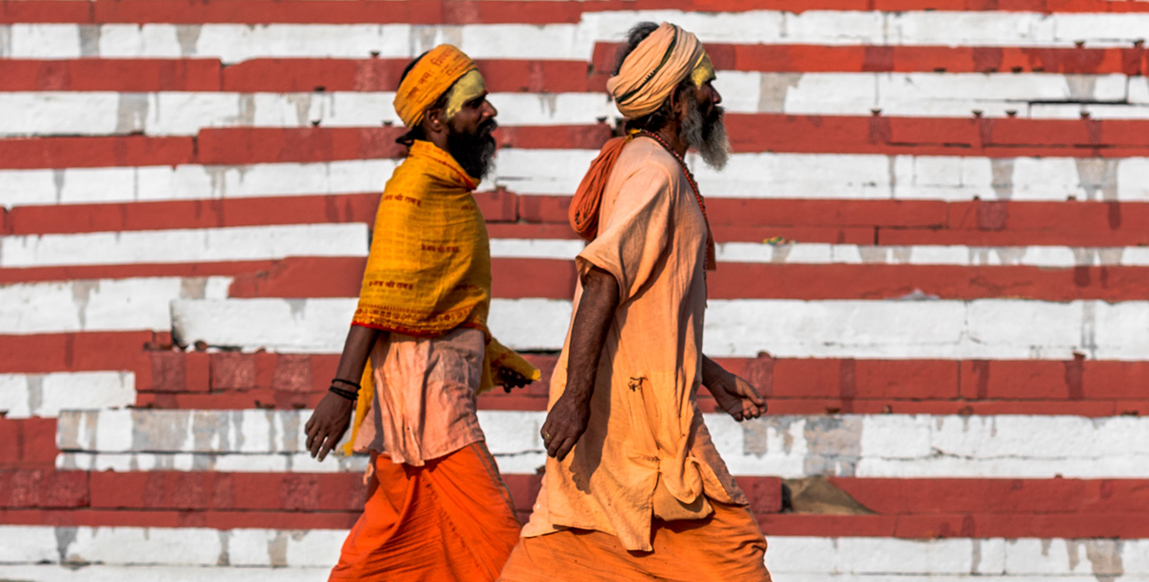Sadhus devant les marches d'un ghat