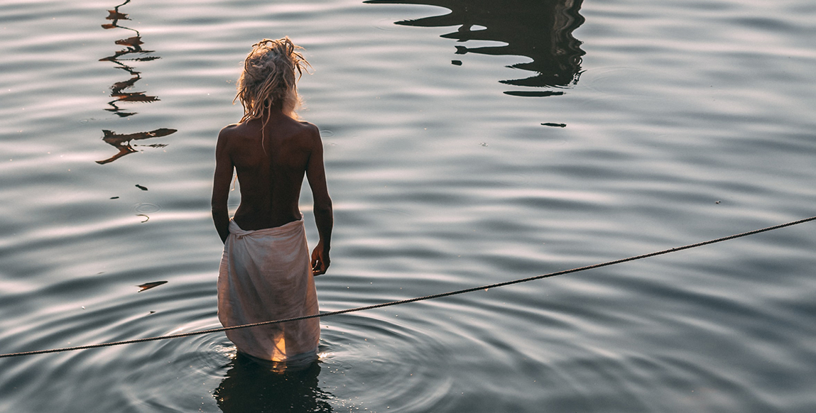 Un fidèle faisant ses ablutions dans le Gange