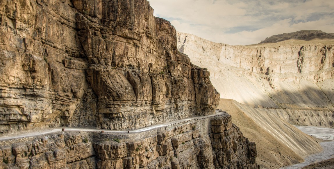 Voyage vallées du Kinnaur et Spiti, Route creusées dans la falaise