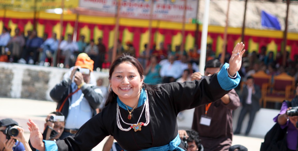 Voyage au Ladakh, danseuse pendant un festival