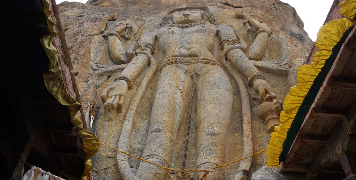 Voyage au Ladakh et Zanskar, statue sculptée dans la roche au monastère de Mulbek
