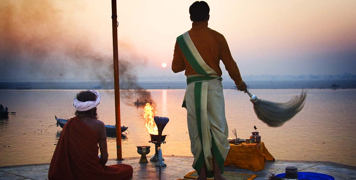 voyage au Rajasthan Inde du nord, Puja sur les rives du Gange à Varanasi