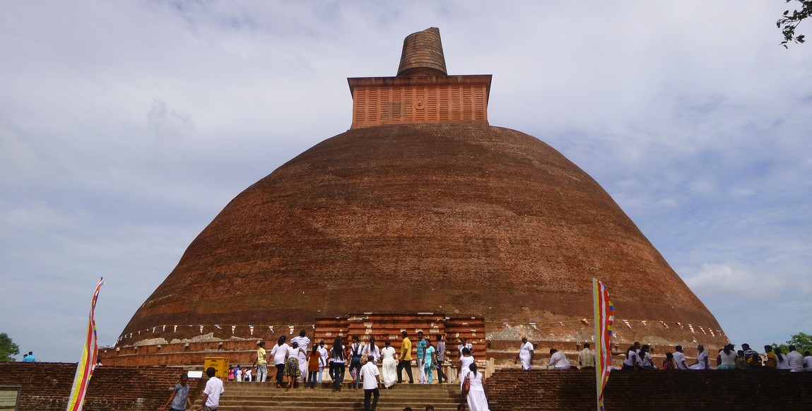 Voyage au Sri Lanka, Les incontournables, célébration à Anuradhapura