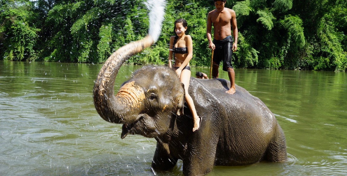 Voyage en thaïlande en famille, bains des éléphant près de Pai