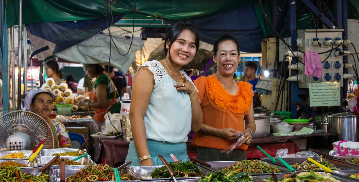 Voyage culinaire en thaïlande, Savoureux encas dans les marchés